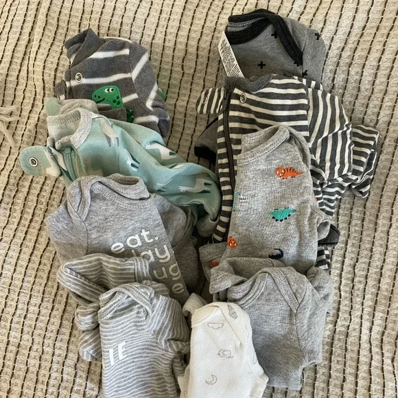 LOT OF 9 BOYS FALL/WINTER LONG SLEEVE ONSIES/PJ'S SIZE NEWBORN - Picture 2 of 12